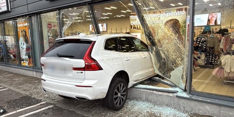 A intrat cu mașina în geamurile de la Kaufland