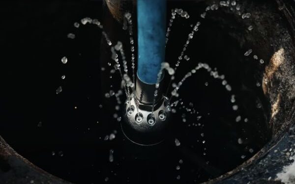 Curățarea și dezinfecția bazinelor de stocare a apei potabile implică golirea rezervorului, îndepărtarea mecanică a depunerilor cu apă sub presiune, aplicarea unei soluții de curățare, clătirea, apoi dezinfecția cu un agent chimic specific și o nouă clătire finală. Este esențială respectarea timpilor de reacție și o clătire completă pentru a elimina reziduurile chimic