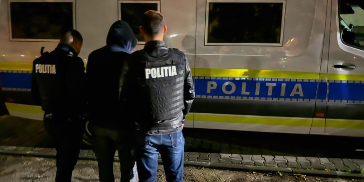 Urmărit internațional, adus în țară de polițiști