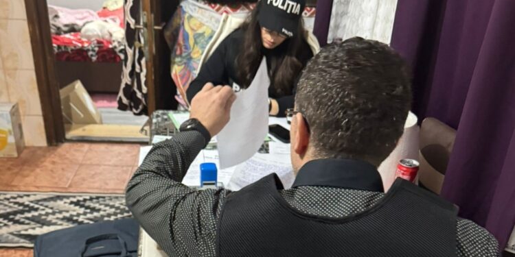 Ar fi încasat bani reprezentând avans pentru efectuarea unor lucrări de montarea de panouri fotovoltaice, fără a fi autorizați și fără a presta efectiv serviciile