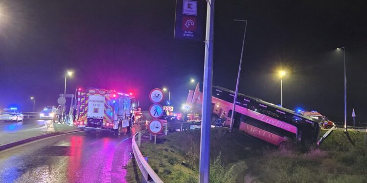 A intrat cu autocarul în sensul giratoriu de la intersecția DN2S cu Calea Galați
