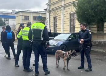 Politisti in zona unitatilor de invatamant