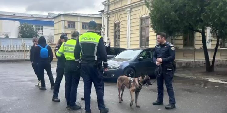 Politisti in zona unitatilor de invatamant