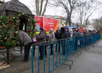 Brăilenii au venit la Biserica ”Sfântul Nicolae” pentru a participa la Sfânta Liturghie arhierească şi a se închina la moaştele Sfântului Ierarh Nicolae