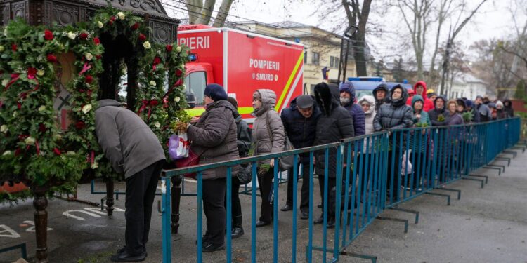 Brăilenii au venit la Biserica ”Sfântul Nicolae” pentru a participa la Sfânta Liturghie arhierească şi a se închina la moaştele Sfântului Ierarh Nicolae
