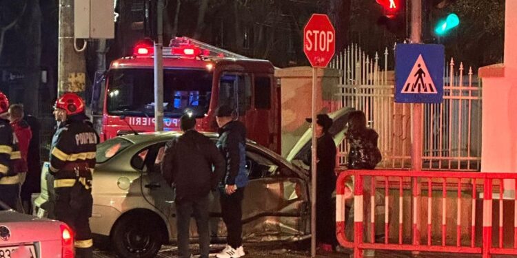 Patru persoane rănite, dintre care doi minori, răniți într-un accident la intersecția străzii Școlilor cu strada Griviței