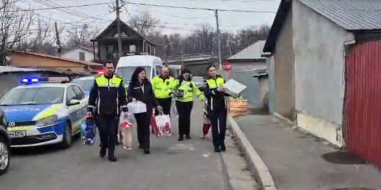 Polițiștii brăileni, ajutoarele lui Moș Crăciun pentru trei copii greu încercați de soartă