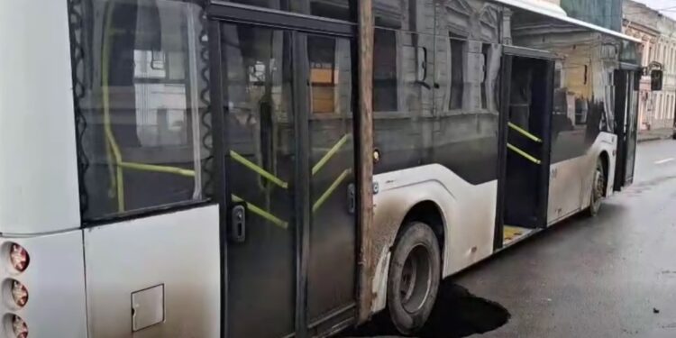 Surpare pe strada Nicolae Bălcescu. Un autobuz a căzut cu roțile din spate în groapă