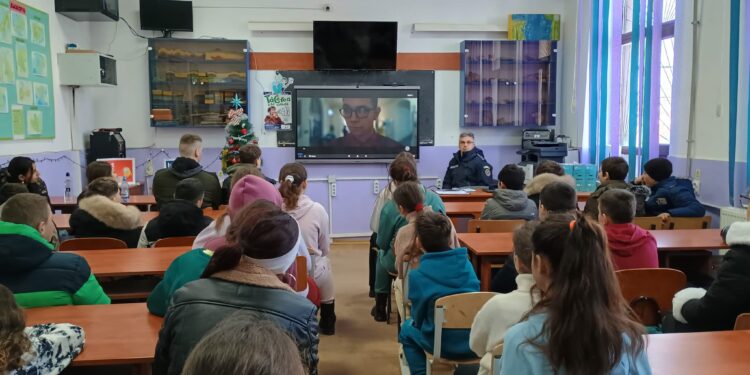 Elevi de la școlile din localitățile Ciocile și Victoria au participat la activități preventive organizate de polițiștii IPJ Brăila