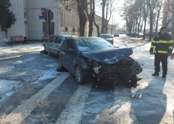 Accident cu două persoane rănite la intersecția Bulevardului Dorobanților cu Calea Călărașilor