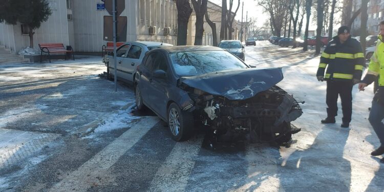 Accident cu două persoane rănite la intersecția Bulevardului Dorobanților cu Calea Călărașilor