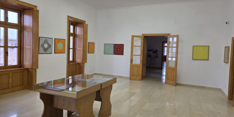 Castelul Nopcsa găzduiește expoziția ”Fereastră spre lume” a artistei Nicoleta Racikovski, crescută la Brăila