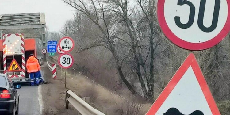 Restricții de circulație pe podul peste râul Siret, în zona Șendreni