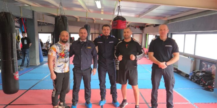 Un pumn, o alegere riscantă