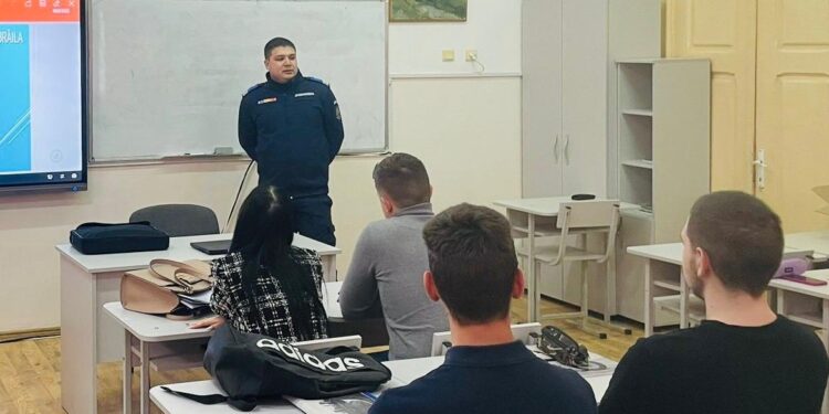 Activități informativ preventive desfășurate de jandarmi la Liceul de Arte "Hariclea Darclee" Brăila