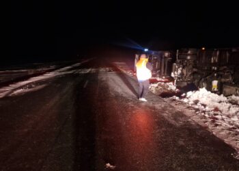 Alcoolul și viteza neadaptată a dus la răsturnarea unui ansamblu rutier încărcat cu cereale