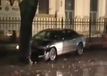 A intrat cu mașina într-un copac