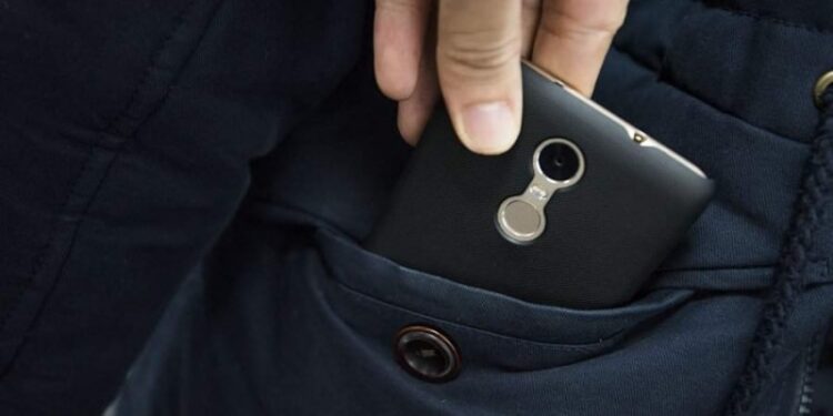 Un tânăr din Brăila, implicat în furtul unui telefon din geaca unei femei, în Gara Buzău