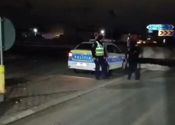 Iarna nu se lasă dusă. Autovehicule blocate pe drumuri din cauza zăpezii viscolite
