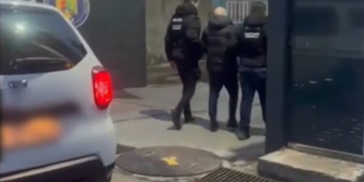 Arest la domiciliu pentru un brăilean acuzat de șantaj