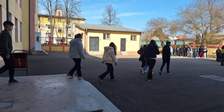 Exercițiu de simulare a unui incendiu la Liceul Tehnologic „Anghel Saligny” Brăila