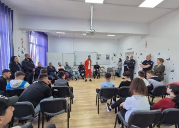 O activitate cu puternic impact educativ a avut loc la o unitate de învățământ din Brăila, unde elevii au participat la evenimentul „Drogurile îți pot fura libertatea”, organizat la inițiativa Penitenciarul Brăila, prin Sectorul Reintegrare Socială. Acțiunea se înscrie în direcțiile stabilite de Strategia Națională de Prevenire a Recidivei 2025-2029 și a fost realizată în parteneriat cu Centrul de Sănătate Mintală și Prevenirea Adicțiilor Brăila, reprezentat de psihologul Olga Condrat, și Inspectoratul de Jandarmi Județean Brăila, prin plutonier adjutant șef Preda Cristian. Discuții deschise despre riscurile consumului de droguri În cadrul întâlnirii, specialiștii au abordat teme esențiale precum traficul și consumul de droguri, efectele acestora asupra sănătății și libertății individuale, dar și metodele prin care tinerii pot evita situațiile de risc. Elevii au avut ocazia să participe la dialoguri deschise și să afle, prin exemple concrete, cum pot recunoaște pericolele și cât de important este să ia decizii informate. Un element de impact al activității l-a reprezentat interacțiunea cu persoane private de libertate, care au oferit mărturii directe despre consecințele alegerilor greșite. Educație pentru prevenție și responsabilitate Organizatorii subliniază că astfel de inițiative sunt esențiale pentru formarea unui comportament responsabil în rândul tinerilor și pentru prevenirea consumului de substanțe interzise. Activitatea face parte dintr-un demers mai amplu de conștientizare și educare, menit să contribuie la crearea unui mediu mai sigur pentru elevi și la reducerea riscului de implicare în comportamente periculoase. Prin colaborarea dintre instituțiile implicate, mesajul transmis a fost unul clar: informarea, prevenția și sprijinul pot face diferența în alegerile tinerilor și în viitorul acestora.