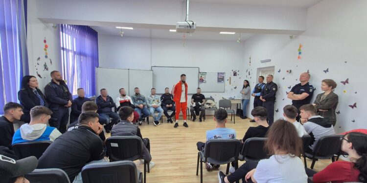 O activitate cu puternic impact educativ a avut loc la o unitate de învățământ din Brăila, unde elevii au participat la evenimentul „Drogurile îți pot fura libertatea”, organizat la inițiativa Penitenciarul Brăila, prin Sectorul Reintegrare Socială. Acțiunea se înscrie în direcțiile stabilite de Strategia Națională de Prevenire a Recidivei 2025-2029 și a fost realizată în parteneriat cu Centrul de Sănătate Mintală și Prevenirea Adicțiilor Brăila, reprezentat de psihologul Olga Condrat, și Inspectoratul de Jandarmi Județean Brăila, prin plutonier adjutant șef Preda Cristian. Discuții deschise despre riscurile consumului de droguri În cadrul întâlnirii, specialiștii au abordat teme esențiale precum traficul și consumul de droguri, efectele acestora asupra sănătății și libertății individuale, dar și metodele prin care tinerii pot evita situațiile de risc. Elevii au avut ocazia să participe la dialoguri deschise și să afle, prin exemple concrete, cum pot recunoaște pericolele și cât de important este să ia decizii informate. Un element de impact al activității l-a reprezentat interacțiunea cu persoane private de libertate, care au oferit mărturii directe despre consecințele alegerilor greșite. Educație pentru prevenție și responsabilitate Organizatorii subliniază că astfel de inițiative sunt esențiale pentru formarea unui comportament responsabil în rândul tinerilor și pentru prevenirea consumului de substanțe interzise. Activitatea face parte dintr-un demers mai amplu de conștientizare și educare, menit să contribuie la crearea unui mediu mai sigur pentru elevi și la reducerea riscului de implicare în comportamente periculoase. Prin colaborarea dintre instituțiile implicate, mesajul transmis a fost unul clar: informarea, prevenția și sprijinul pot face diferența în alegerile tinerilor și în viitorul acestora.