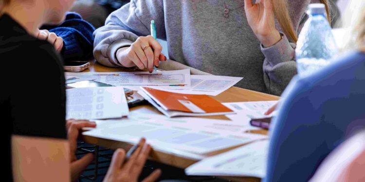 Caravana de Educație Financiară
