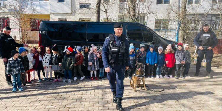 Jandarmii brăileni alături de copiii de la Grădinița cu Program Prelungit nr. 48 „Luceafărul”