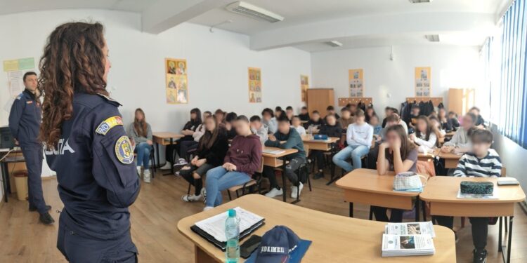 Lecție despre siguranță pentru elevii Școlii „Ecaterina Teodoroiu”