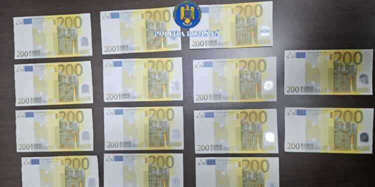 Soțul arestat preventiv, iar soția cercetată sub control judiciar, după ce au pus în circulație 4.000 de euro, formați din bancnote contrafăcute, în cupiură de 200 de euro