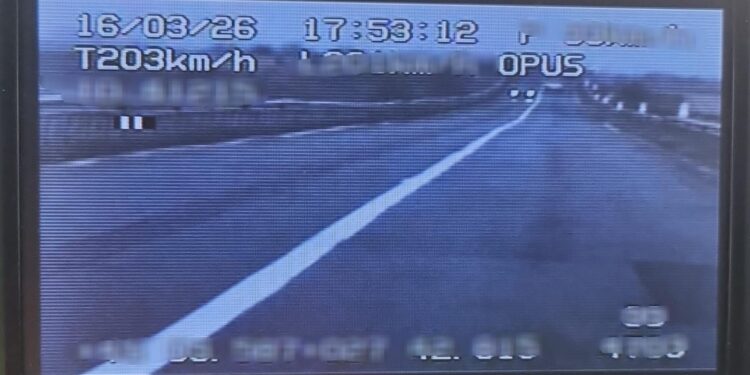 Înregistrat de aparatul radar circulând cu viteza de 203 km/h