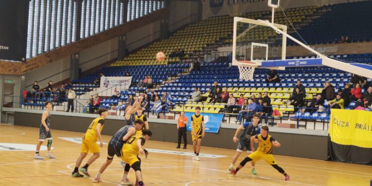 Meci de luptă în Liga 1 de baschet masculin, între Cuza Pirates Brăila și CS Universitatea Craiova