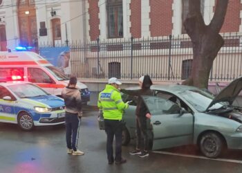 Două tinere rănite după ce un șofer a pierdut controlul volanului