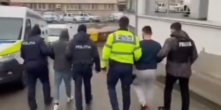 Doi tineri din Șuțești, trimiși în judecată pentru furturi din magazine