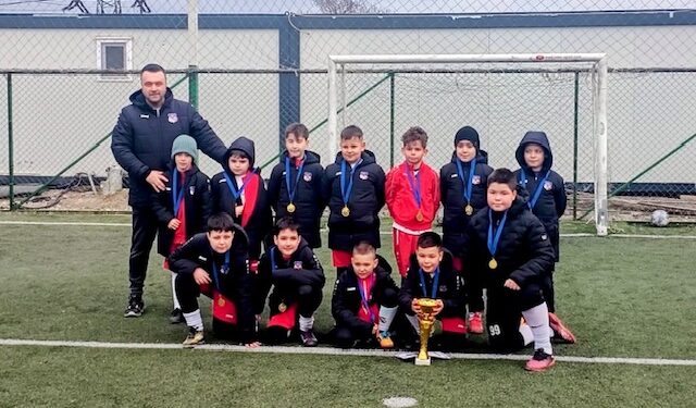 Grupa fotbaliștilor născuți în 2017 de la Luceafărul Brăila pe locul 1 la un turneu desfășurat la Galați
