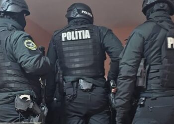 Traficant de droguri atacat cu săbii de ”clienți” nemulțumiți de calitatea mărfii