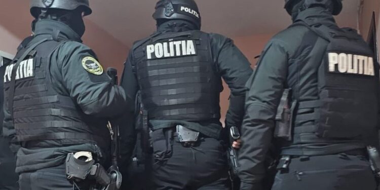 Traficant de droguri atacat cu săbii de ”clienți” nemulțumiți de calitatea mărfii