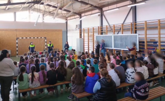 Activități desfășurate de polițiștii brăileni implicați în creșterea gradului de siguranță școlară în zona unităților de învățământ din orașul Însurăței