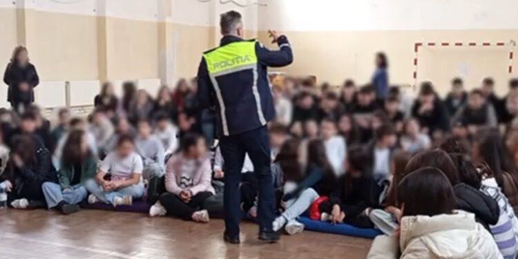 Polițiștii alături de elevii Școlii Gimnaziale „Vasile Alecsandri” Brăila