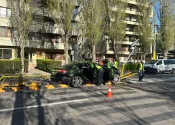 Un șofer al unui Jaguar înmatriculat în Brăila a intrat într-un scuar în stațiunea Mamaia și a plecat de la locul evenimentului rutier