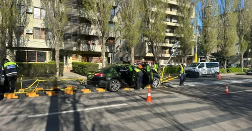 Un șofer al unui Jaguar înmatriculat în Brăila a intrat într-un scuar în stațiunea Mamaia și a plecat de la locul evenimentului rutier