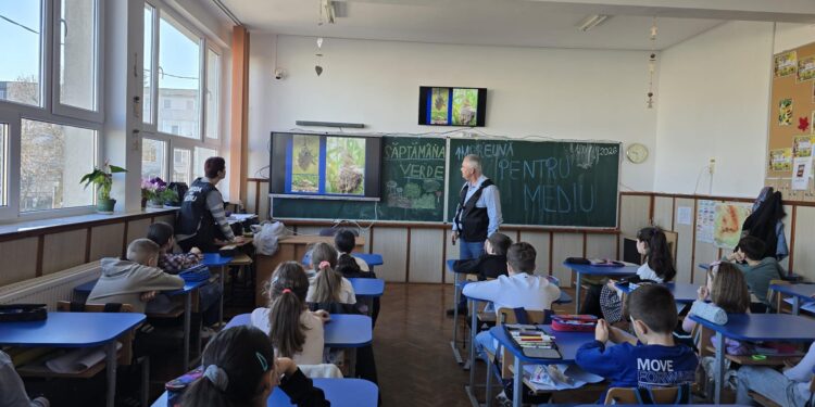 Prezentare interactivă susținută de reprezentanții Gărzii de Mediu Brăila în fața elevilor de la Școala gimnazială Mihai Eminescu