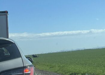 Un șofer din comuna Viziru s-a răsturnat cu mașina pe câmp