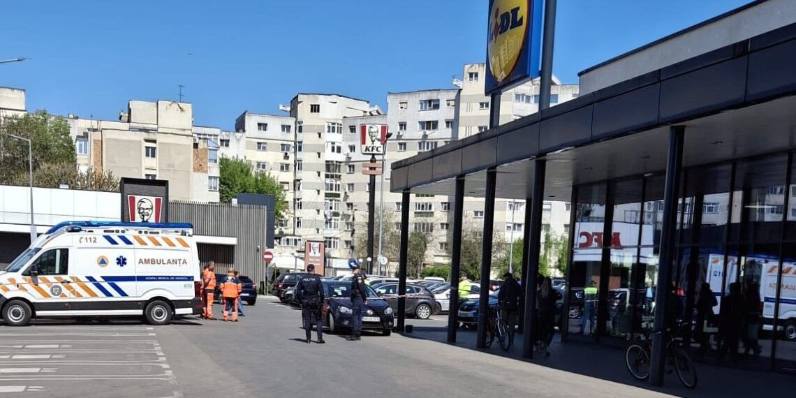Bărbat mort în autoturismul aflat în parcarea unui supermarket