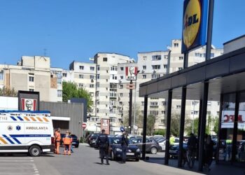 Bărbat mort în autoturismul aflat în parcarea unui supermarket