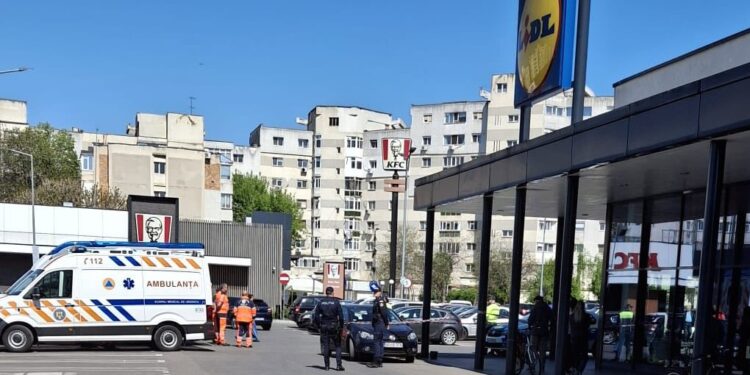 Bărbat mort în autoturismul aflat în parcarea unui supermarket