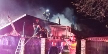 Un incendiu în noaptea de Înviere a distrus două locuințe de pe strada Praporgescu