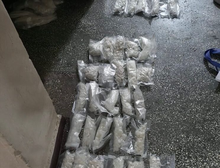 Opt kilograme de droguri de mare risc descoperite în urma perchezițiilor efectuate