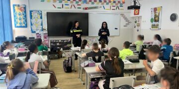Educație pentru siguranță cu elevi de la Școala Gimnazială Mihai Eminescu și Liceul de Arte ”Hariclea Darclee”